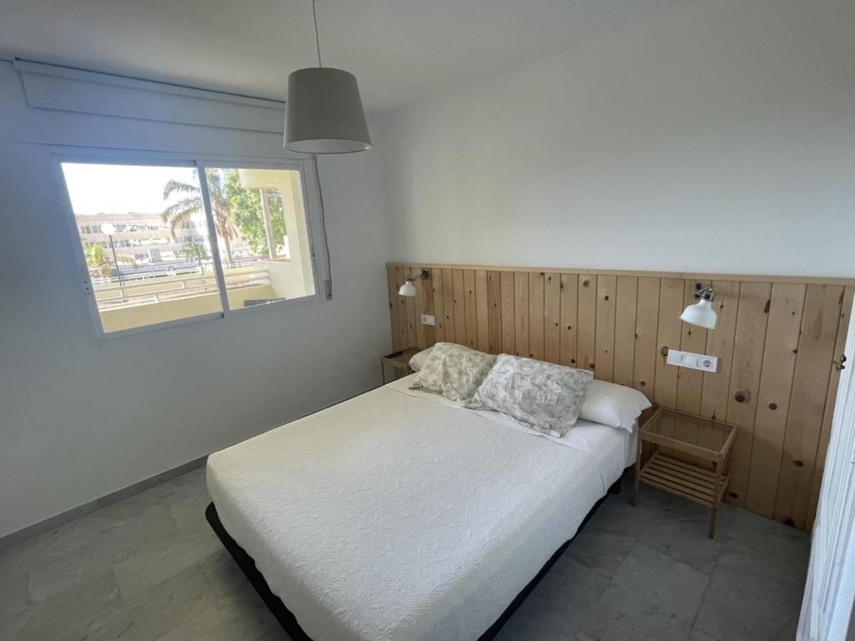 Appartement Apartamento En La Carihuela Con Piscina Y Parking, Al Lado De La Playa à Torremolinos Extérieur photo