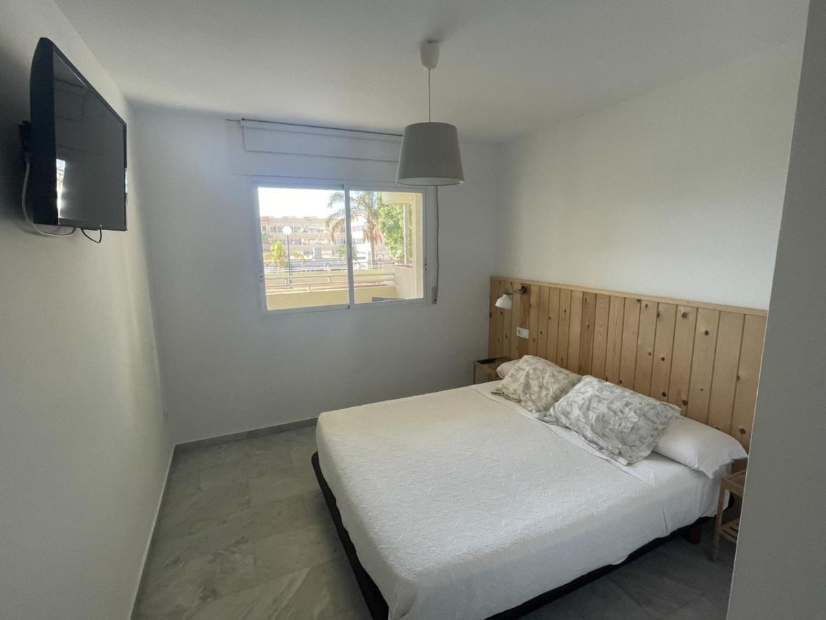 Appartement Apartamento En La Carihuela Con Piscina Y Parking, Al Lado De La Playa à Torremolinos Extérieur photo